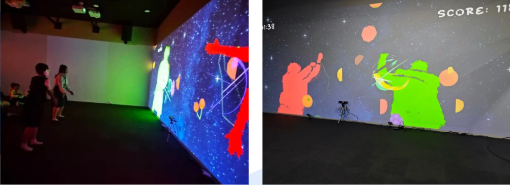 นักศึกษาใช้งานระบบเกมตรวจจับท่าทางในห้อง Immersive Room